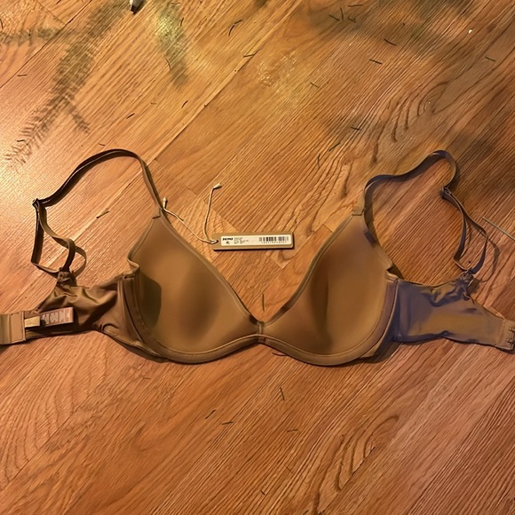 Brand New, never worn. Got the wrong size - Picture 2 of 3